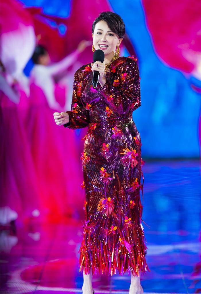 刘嘉玲晒美照印花裙子配香槟,刘嘉玲蝴蝶结图片大全