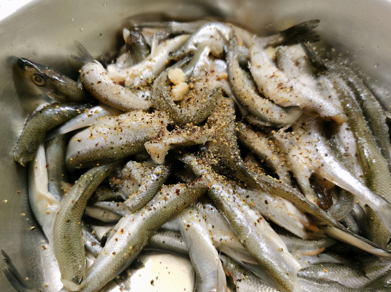 炸小鱼时，用什么挂糊很重要，学会这个方法，出锅外酥里嫩，真香