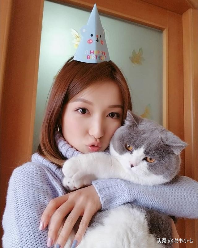 小超人的千亿女友圣诞怎么过，抱着猫咪做直播，买包才用119元