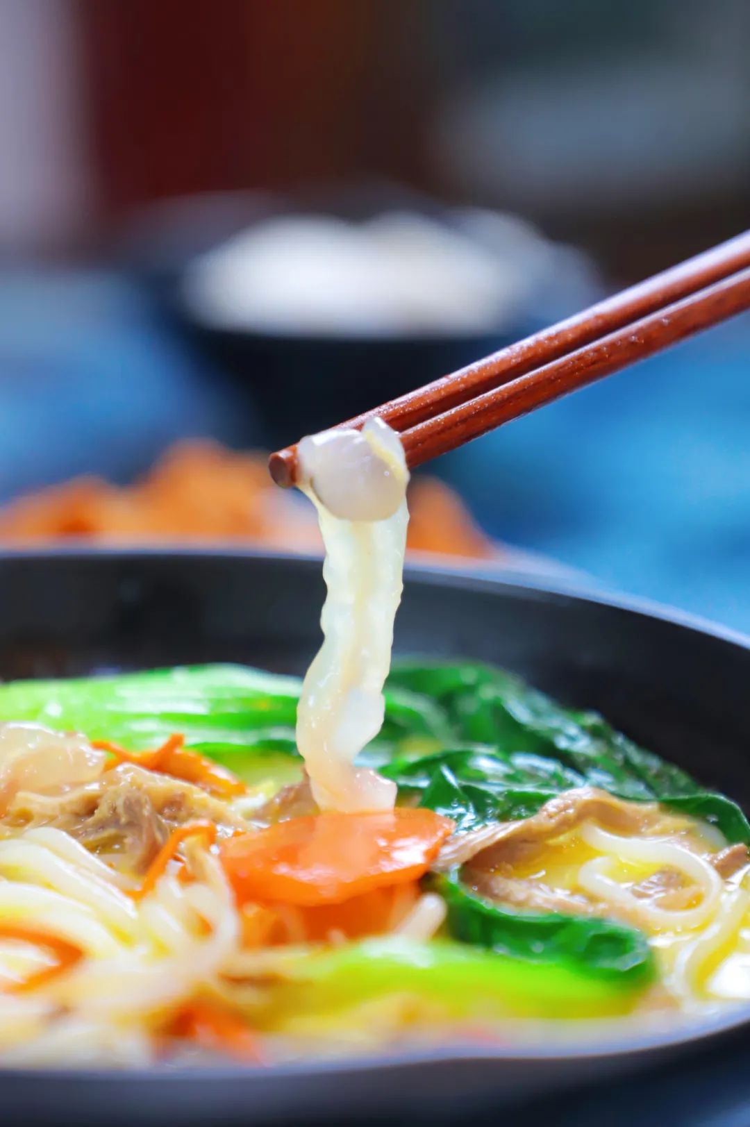 过桥米线汤底的简易做法,过桥米线汤底是什么做的