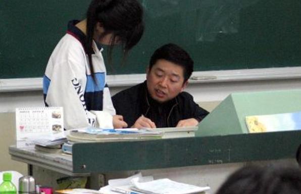 年轻女老师训话00后学生,年轻女教师训00后学生