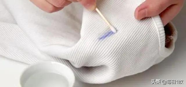 衣服上有污渍怎么清理掉,衣服粘上的污渍怎样去除
