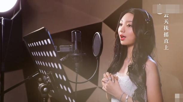 火箭少女101紫宁李紫婷唱歌,火箭少女101成员李紫婷戴手套