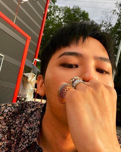 GD权志龙晒自拍，复古风骑车看画展，戴木村拓哉同款项链巨星标志