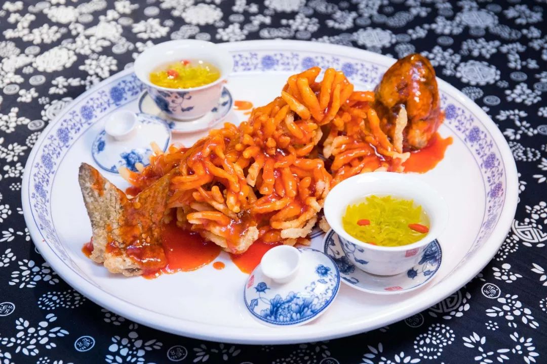 人均60的餐厅带舞台,60人一桌的餐厅