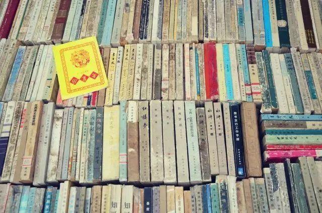 重庆周末适合读书的地方,世界读书日青年在图书馆看书