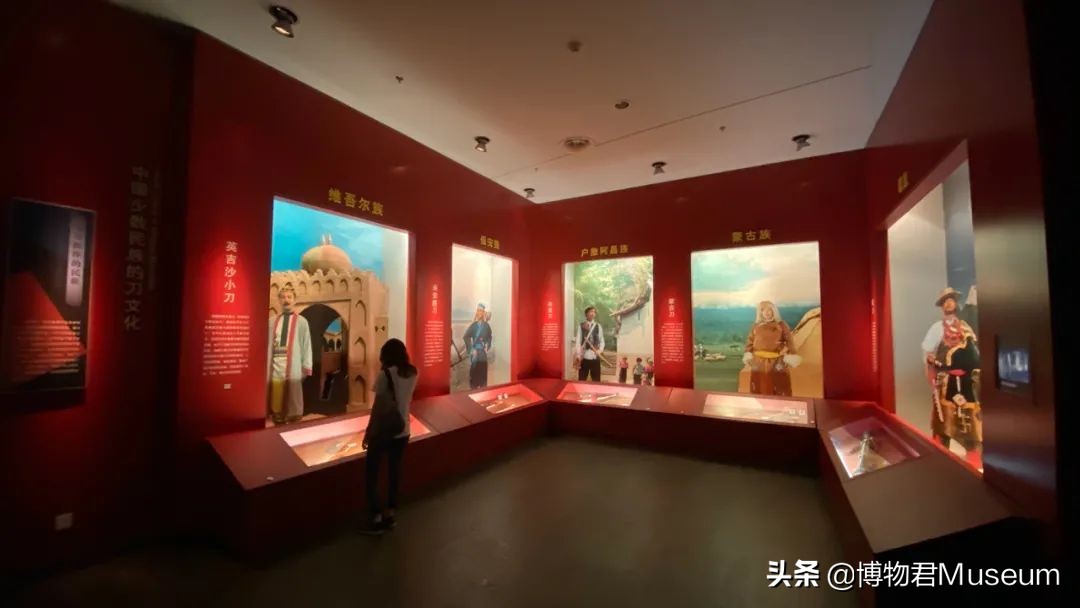 物开一刃为“刀”，两面*刃开**为“剑”，双刀相交为“剪”