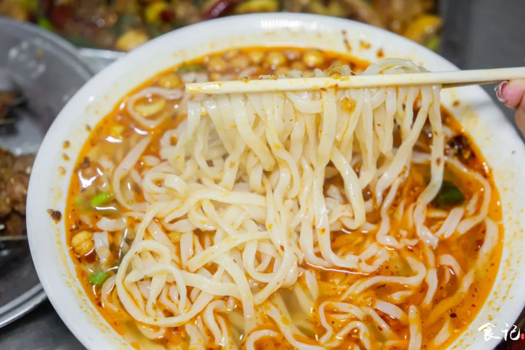 藏在襄阳定中街的铁板海鲜烧烤，不声不响的就火了23年....