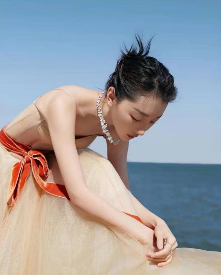 周冬雨身穿清新的薄荷色挂脖礼服,周冬雨巴黎时装周露腰撞色造型