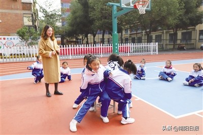 南阳：课后延时服务推行两个月，孩子们在学校过得咋样？记者走进校园探访体验——课后不“打烊”快乐伴成长