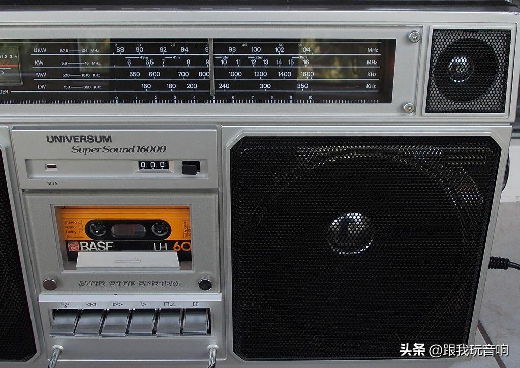 这是一款德国进口UniversumCTR2605便携式音响收音机录音机