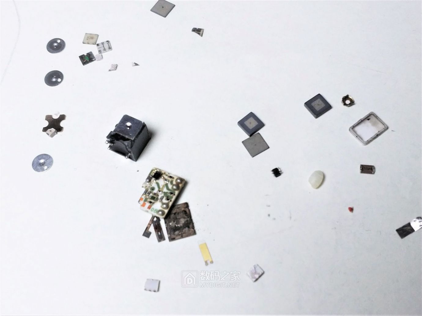 微观拆解：陶瓷滤波器和一个有源晶振，原理介绍及部件解析