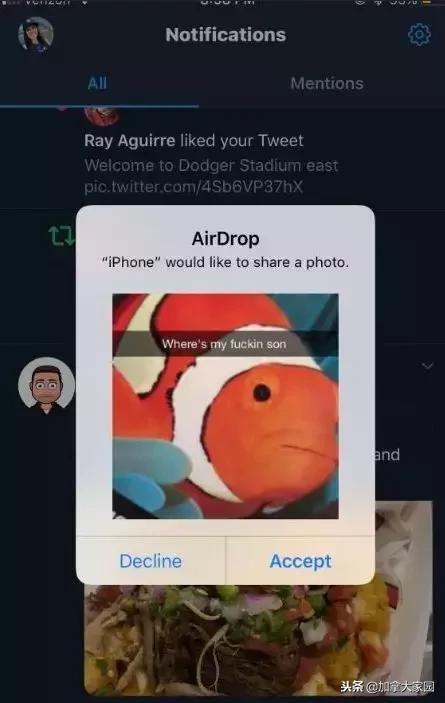 加拿大地铁上有变态强迫妹子看“*体下**”！你手机这个功能关了吗？