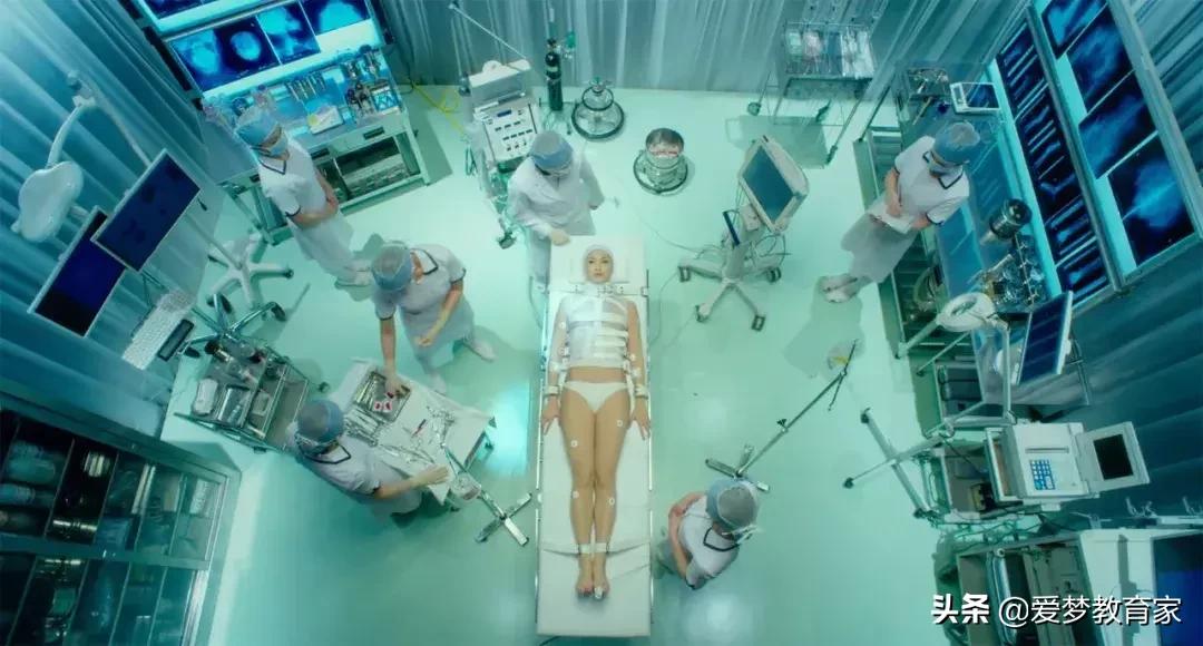 亚洲最狂野女导演,一年出3部新片,半个演艺圈为她站台