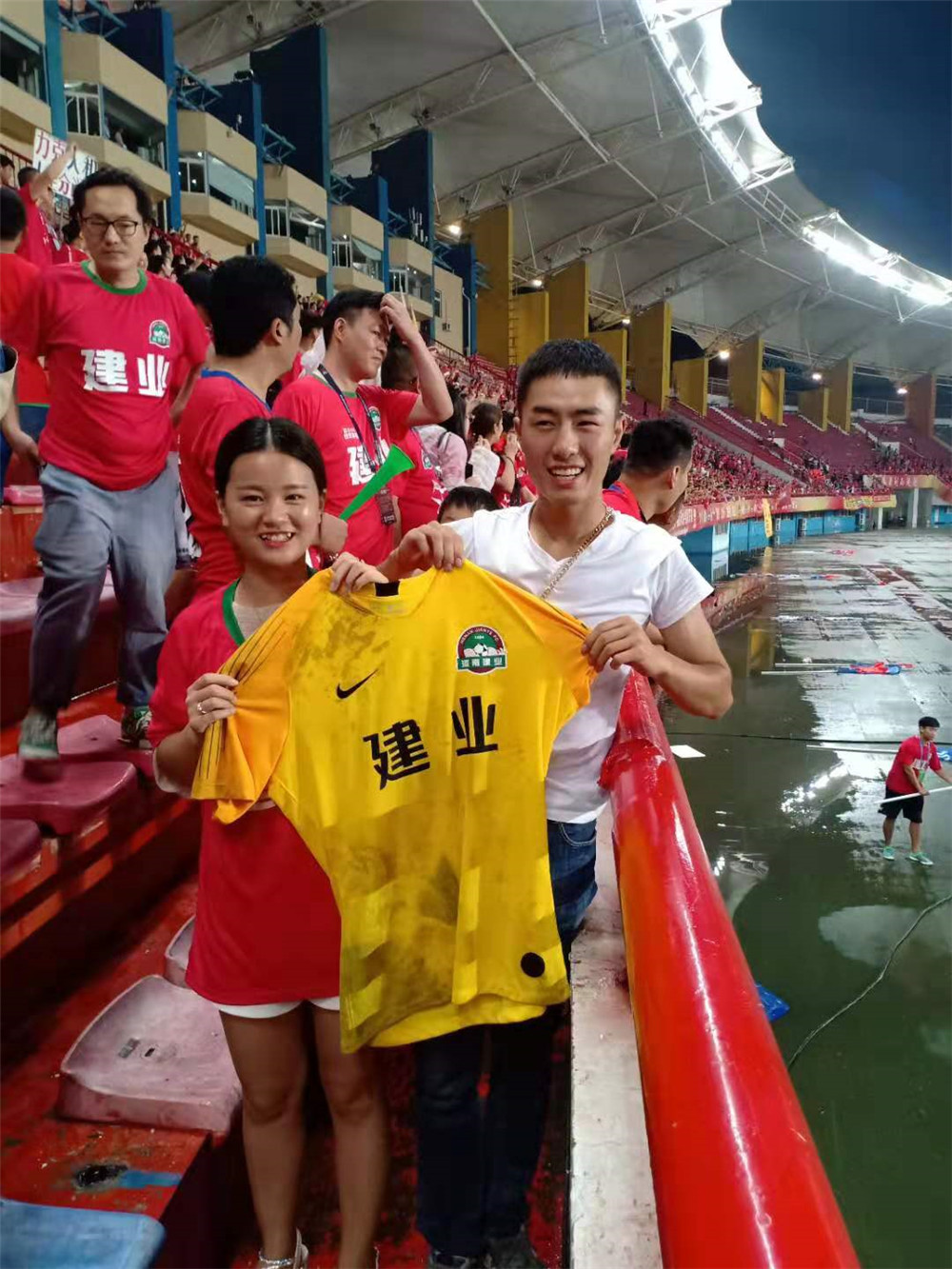 河南建业吴龑上看台,河南球迷和吴龑