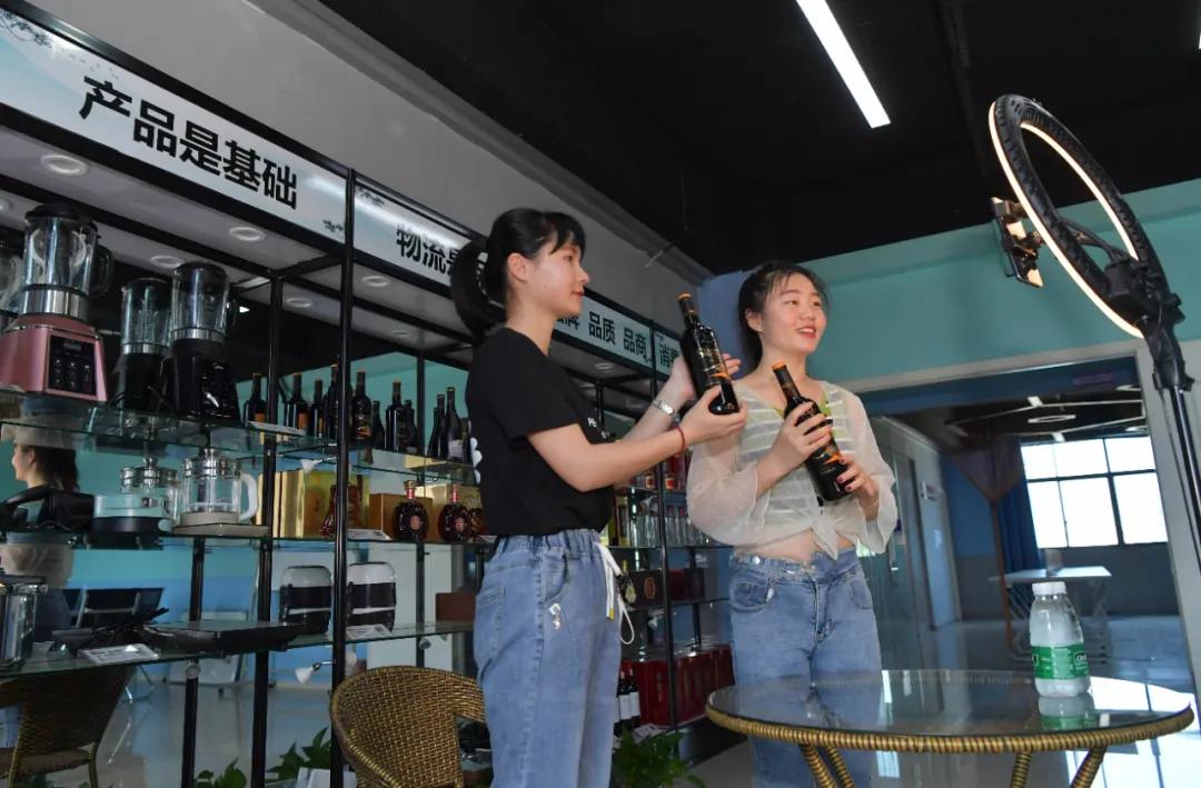 8部门启动直播行业专项整治行动,8部门集中整治网络直播带货