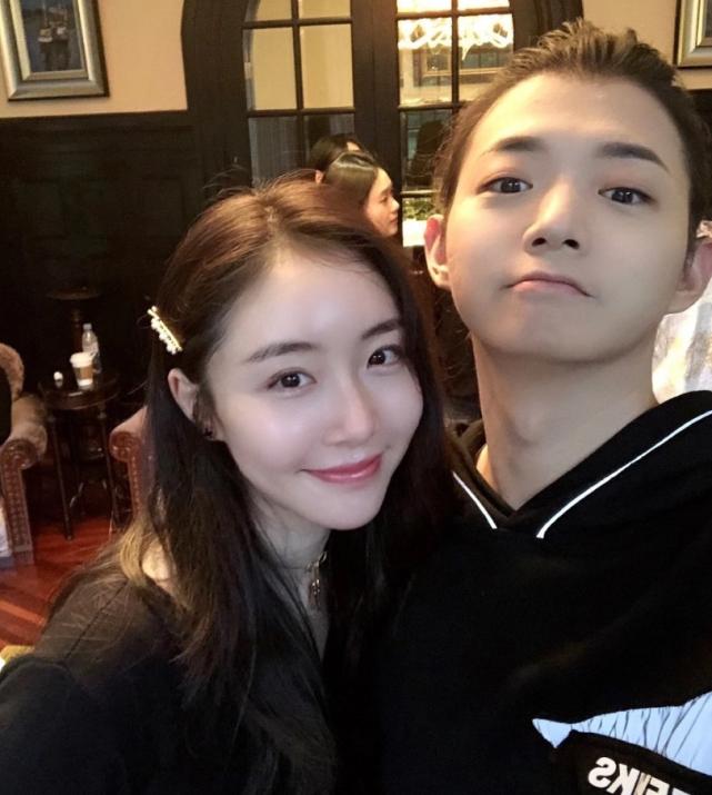 霍尊发小点赞陈露被举报勒索动态，并爆料霍尊是被分手，一度崩溃