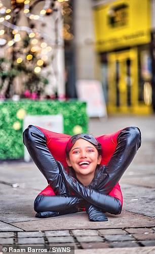 12岁女孩三重折叠柔术,英国12岁小女孩柔韧度