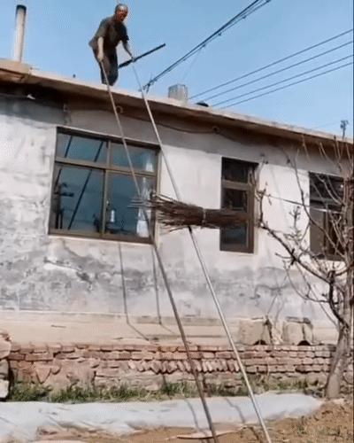 新郎抱不起老婆的搞笑视频,新郎抱不动新娘怎么化解尴尬