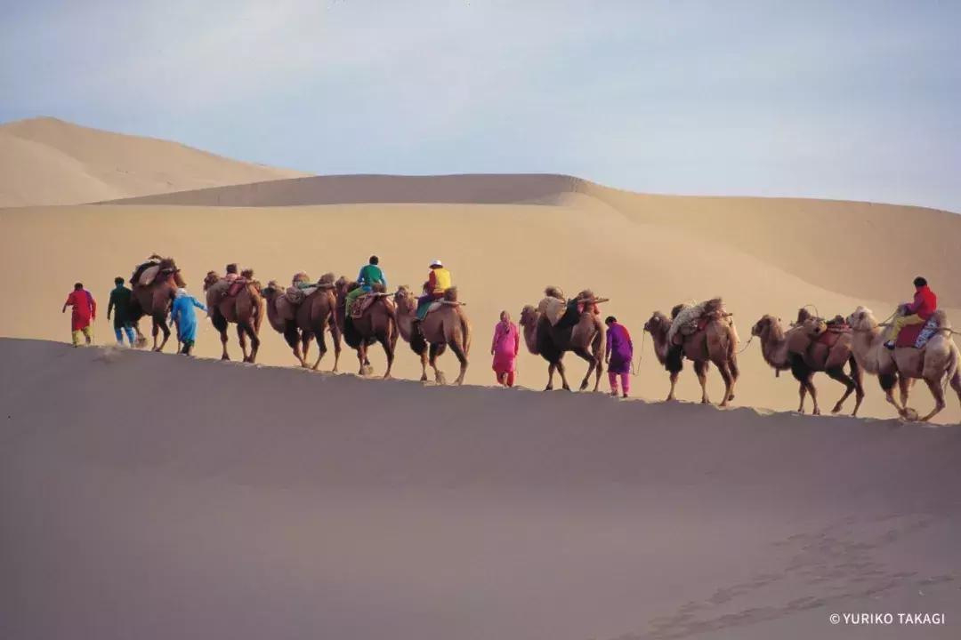 25年前，一个日本人带着天价衣服到中国，给西北人拍了一批硬照