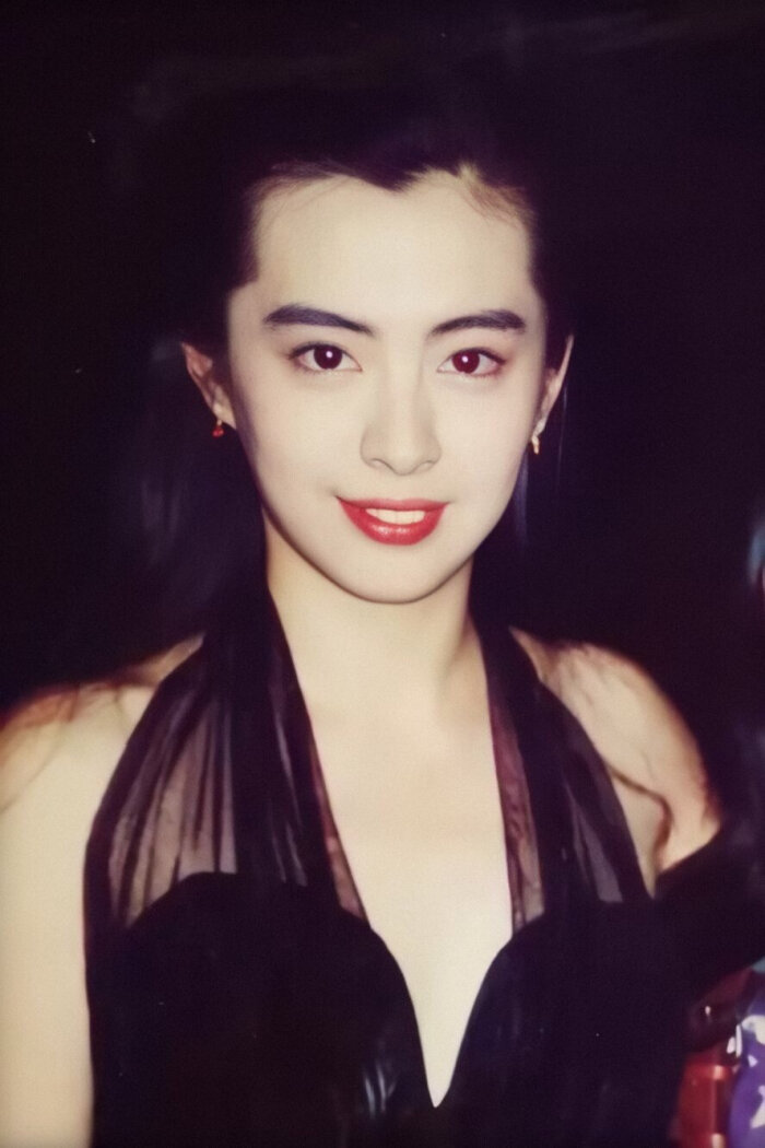 王祖贤55岁生日素颜出镜获赞,王祖贤素颜坐地铁近照曝光