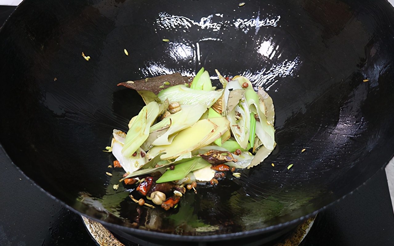 猪肝好吃但难卤,不要直接下锅,记住2个小技巧,鲜嫩不老无腥味