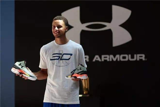 NBA走过73年历史,而篮球鞋变化也是天翻地覆!耐克靠乔丹成霸主