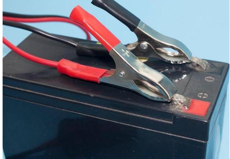 汽车电瓶没电连接别的车电瓶步骤,汽车电瓶彻底没电了搭电还管用吗