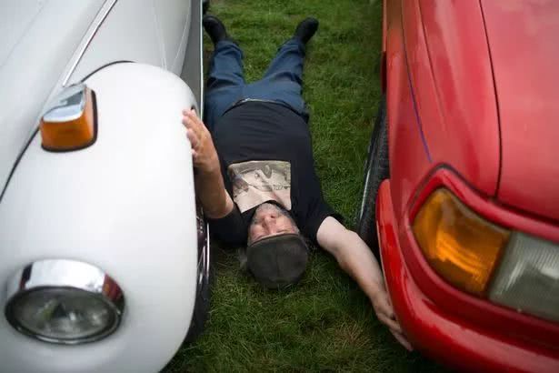 他和未婚妻处了5年,背地里居然买了14个橡胶娃娃!