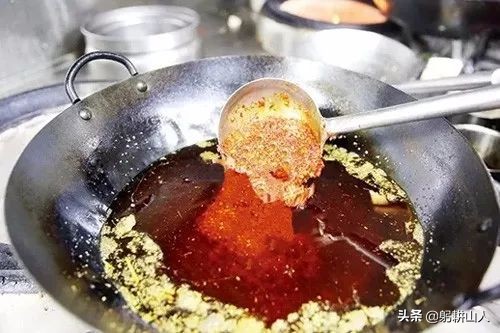 凉菜红油与热菜红油区别,红油辣椒油哪个牌子拌凉菜好吃