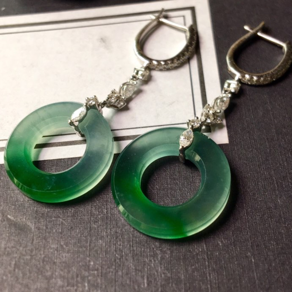 翡翠戴久了发黄是买到假货了吗,翡翠只要有荧光反应的全是假货吗