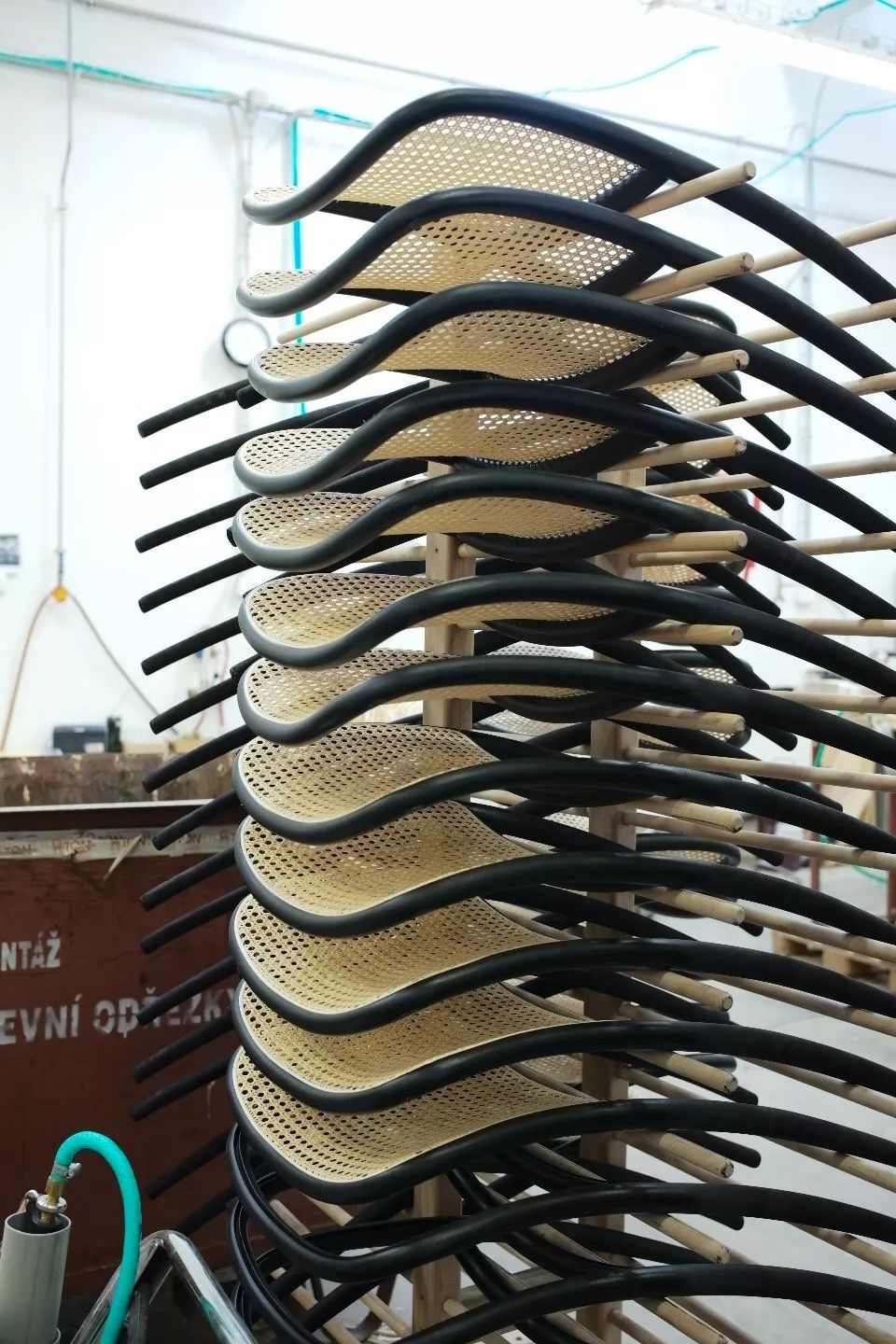 探访TON工厂看经典椅子背后的故事|疯狂24h我们去捷克干了啥?