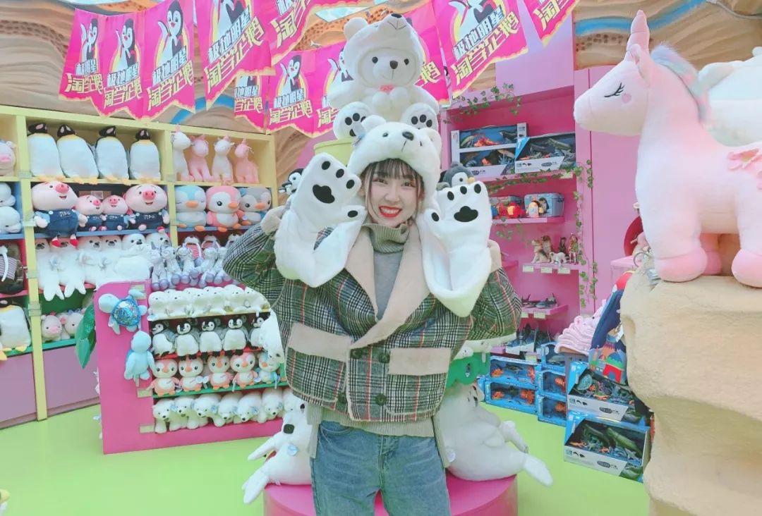 你在寒冷的室外“饥寒交迫”，我在温暖的极地馆“吃喝玩乐”