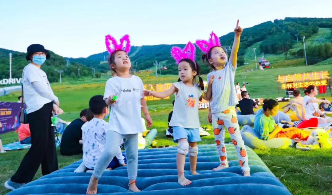 松花湖上放风筝,吉林市松花湖冬季开江鱼