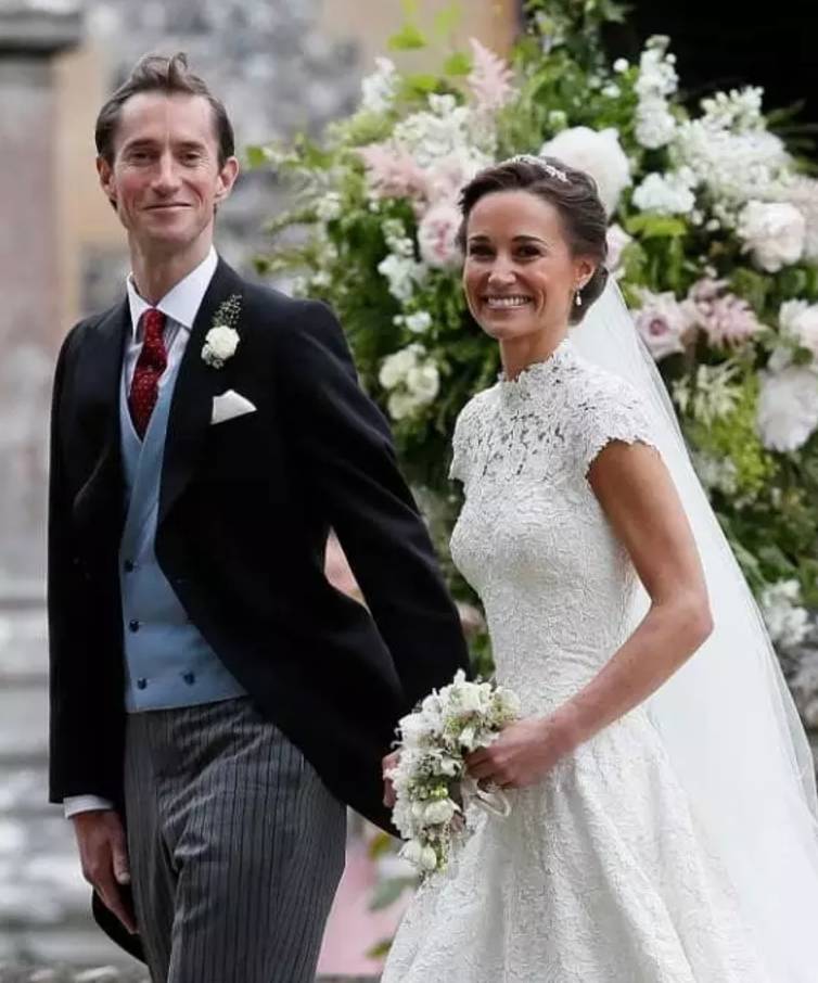 凯特64岁妈妈穿比基尼秀性感！好佩服这紧致身材，一点赘肉都没啊