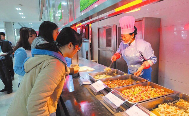 高校食堂大妈遭质疑,高校食堂打菜阿姨穿衣引争议