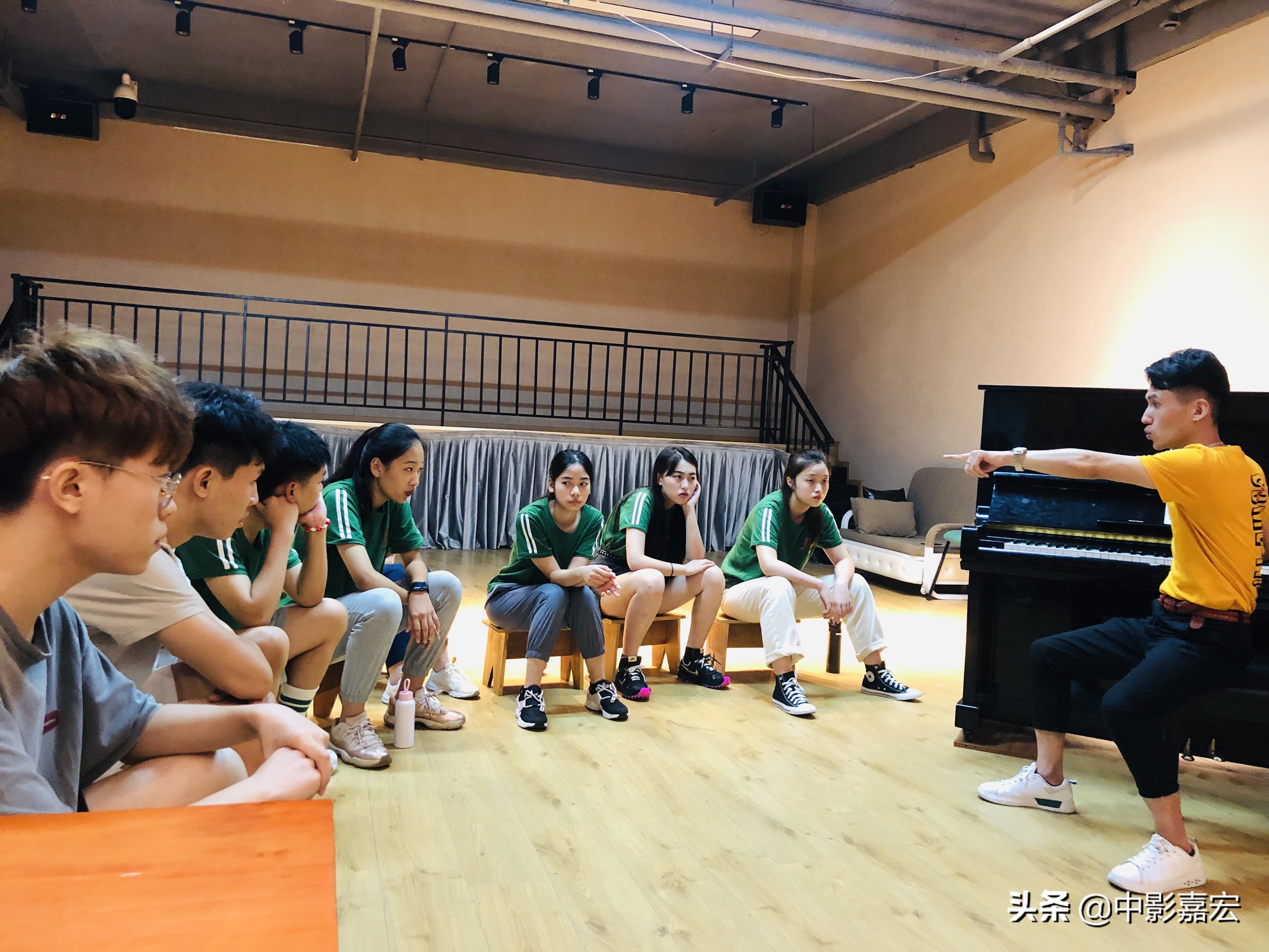 自学唱歌如何练习假音,假声怎么练初学者怎么唱假音