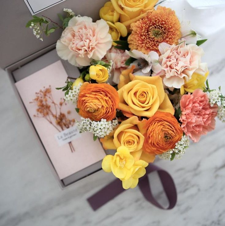 康乃馨插花教程母亲节花篮,母亲节一朵玫瑰四朵康乃馨插花