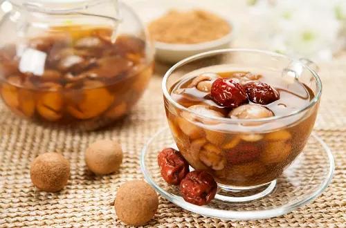 桂圆跟龙眼哪个是补品,吃桂圆和龙眼功效一样吗