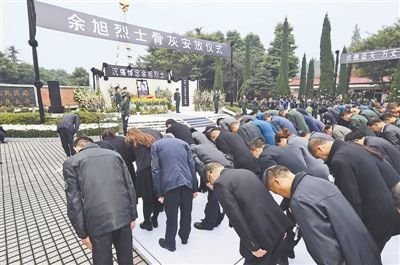 金孔雀余旭的最后一程：36万群众手捧菊花送别，墓前4架飞机模型