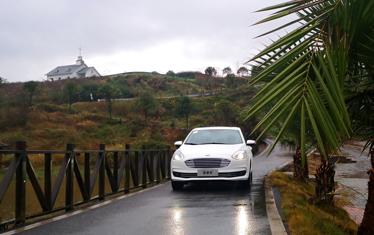 小试长安福特福睿斯轿车的乐趣不是人人都懂