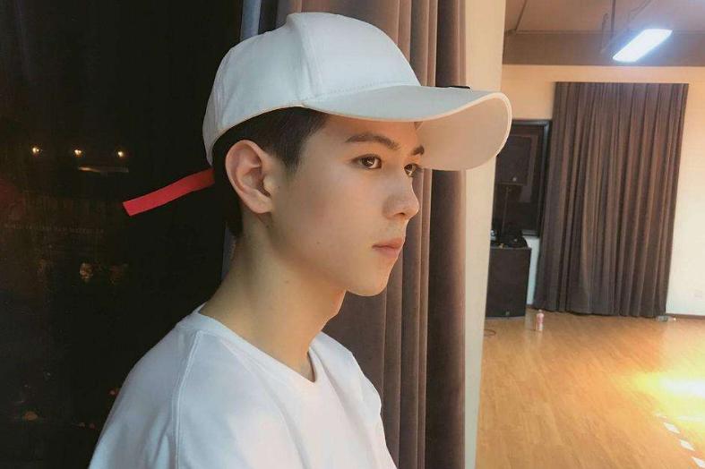 还记得当年的自杀忧郁少年吗?如今变身帅气男团vocal担当