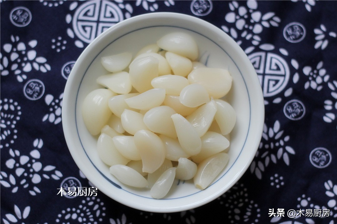 腌咸大蒜一斤大蒜要放多少盐,四川干腌咸大蒜的腌制方法视频