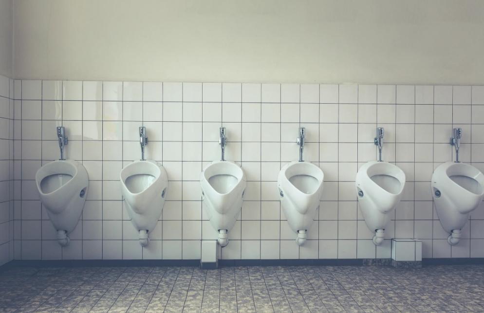 商场禁止男童进女厕所引争议,淄博淄川商场回应女厕设男童便池