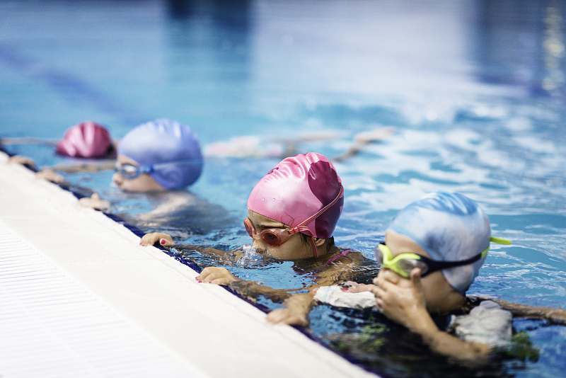 新手如何学游泳简单几步快速学会,新手游泳如何在水中换气