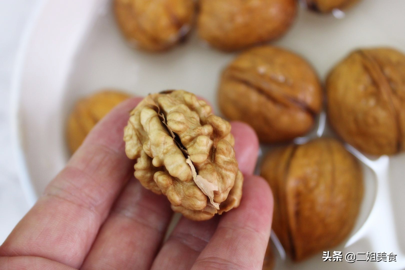 如何快速剥核桃仁上的薄皮,剥核桃窍门