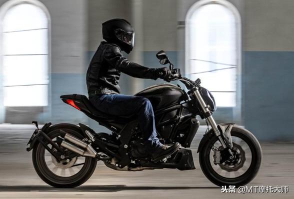 这款车售价39800元,配备鲍鱼卡钳,被称为国产大魔鬼,极速170km