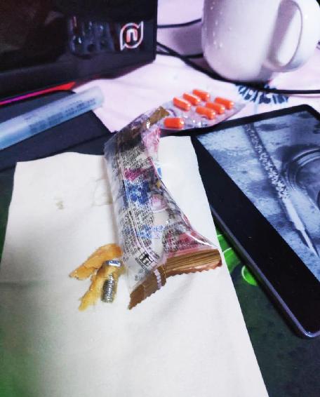 天猫上购买的肉松饼亮光一闪,扬州一市民2厘米长螺丝险下肚