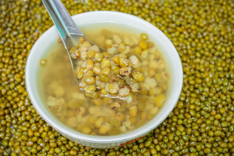 高压锅煮绿豆汤不会开花,想要煮出碧绿的绿豆汤怎么煮正确