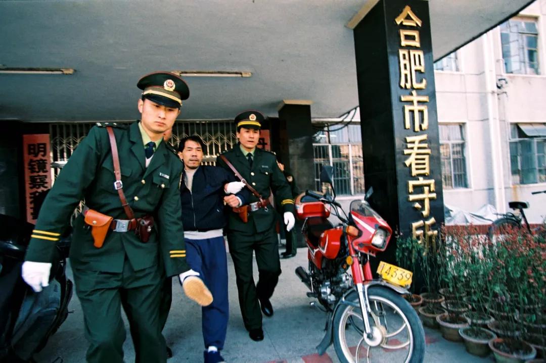 用镜头对准法子英枪口的警察摄影家